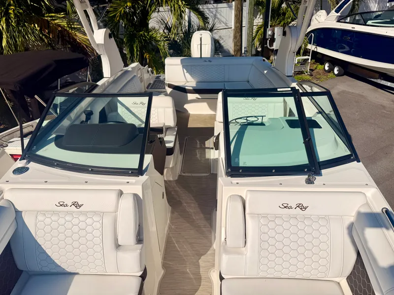 Slide: The Image of Sea Ray 270 SDX OB 2020 - 13