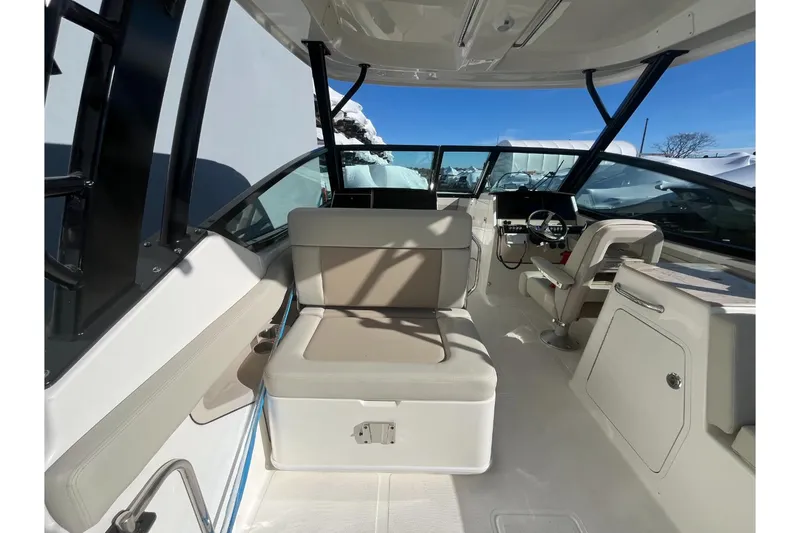 Slide: The Image of Boston Whaler 280 Vantage 2026 - 10