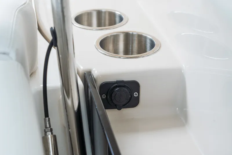 Slide: The Image of Boston Whaler 280 Vantage 2026 - 100