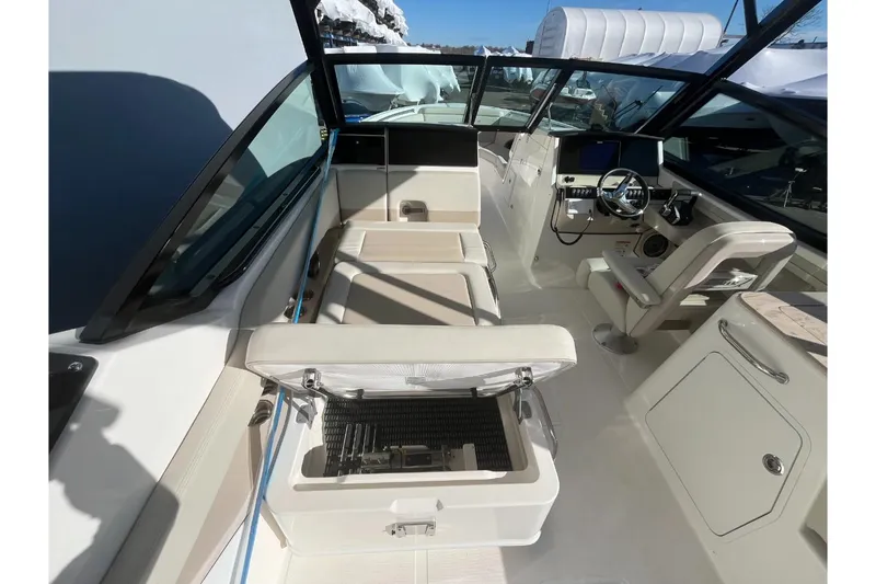 Slide: The Image of Boston Whaler 280 Vantage 2026 - 11