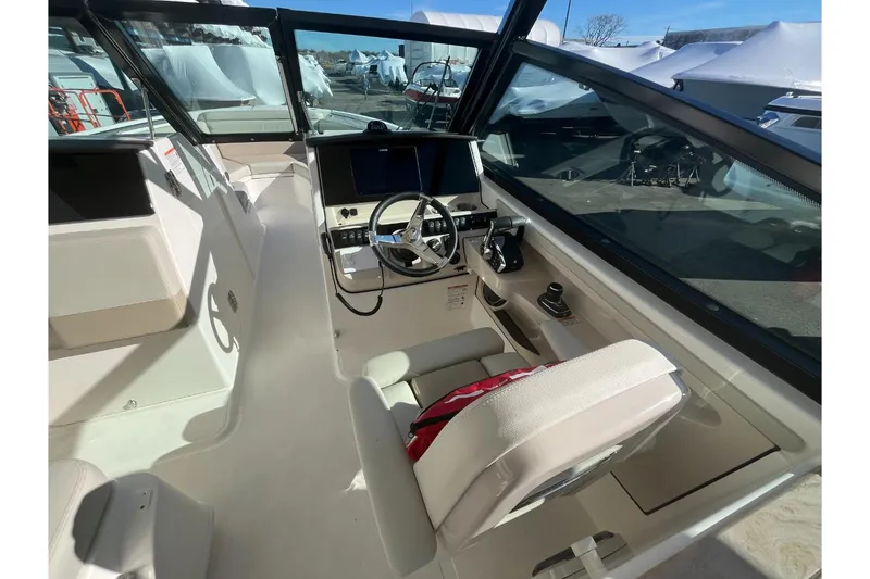 Slide: The Image of Boston Whaler 280 Vantage 2026 - 13