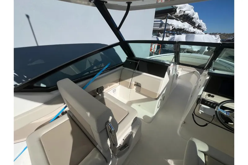 Slide: The Image of Boston Whaler 280 Vantage 2026 - 14