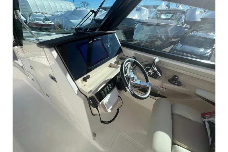 Slide: The Image of Boston Whaler 280 Vantage 2026 - 15