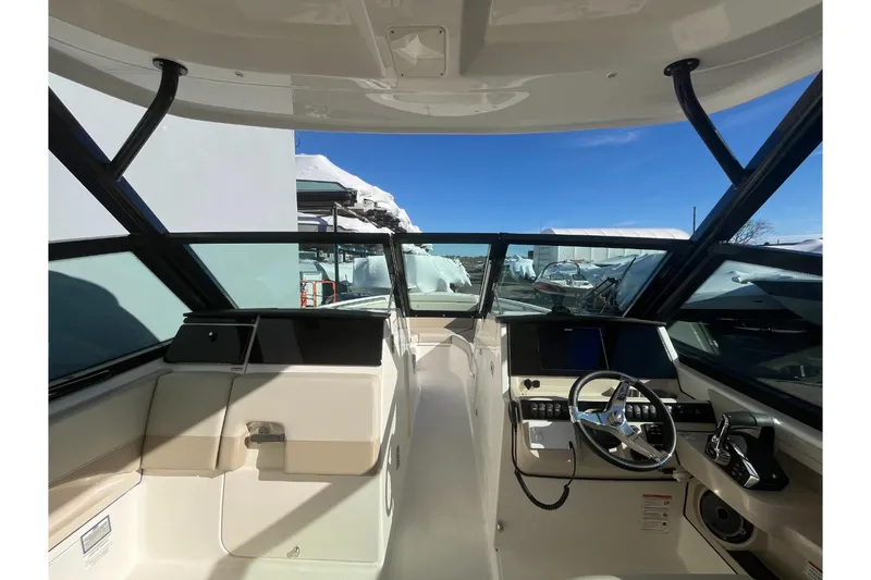 Slide: The Image of Boston Whaler 280 Vantage 2026 - 16