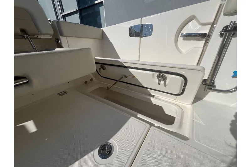 Slide: The Image of Boston Whaler 280 Vantage 2026 - 19