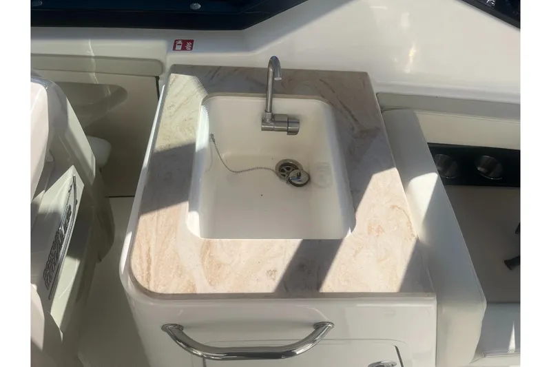 Slide: The Image of Boston Whaler 280 Vantage 2026 - 23