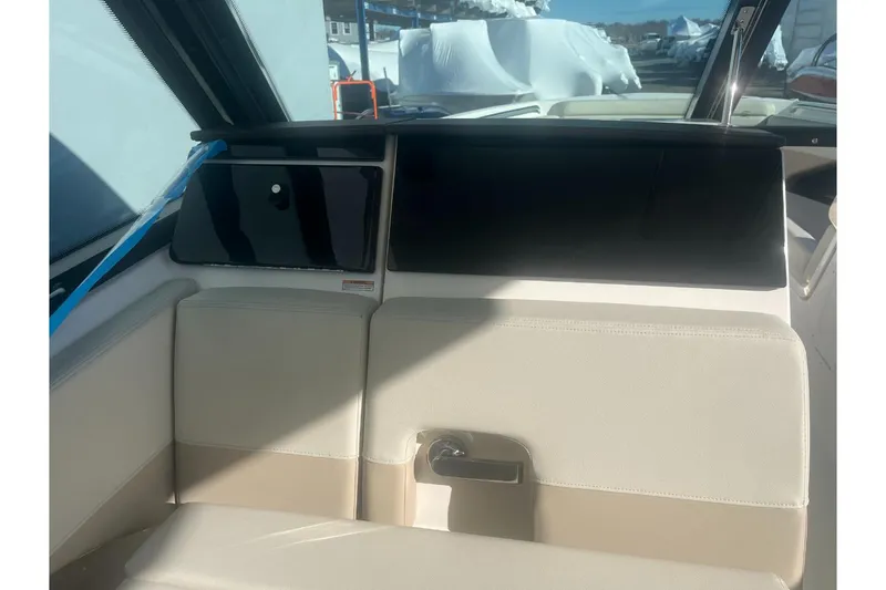 Slide: The Image of Boston Whaler 280 Vantage 2026 - 25