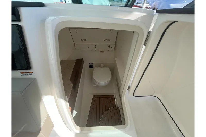 Slide: The Image of Boston Whaler 280 Vantage 2026 - 26