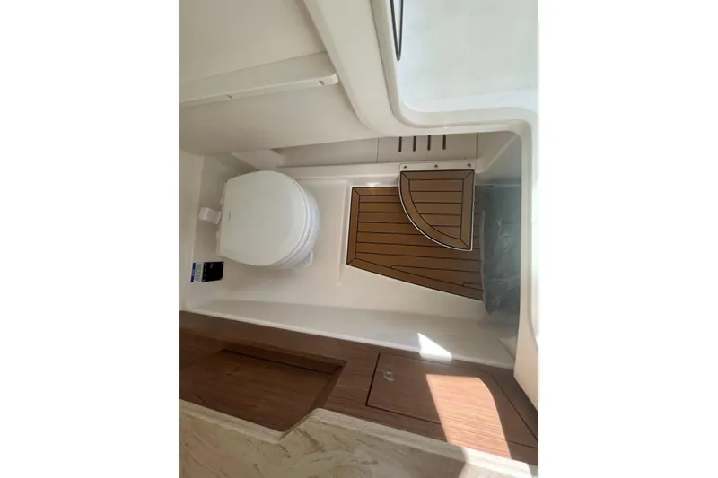 Slide: The Image of Boston Whaler 280 Vantage 2026 - 27