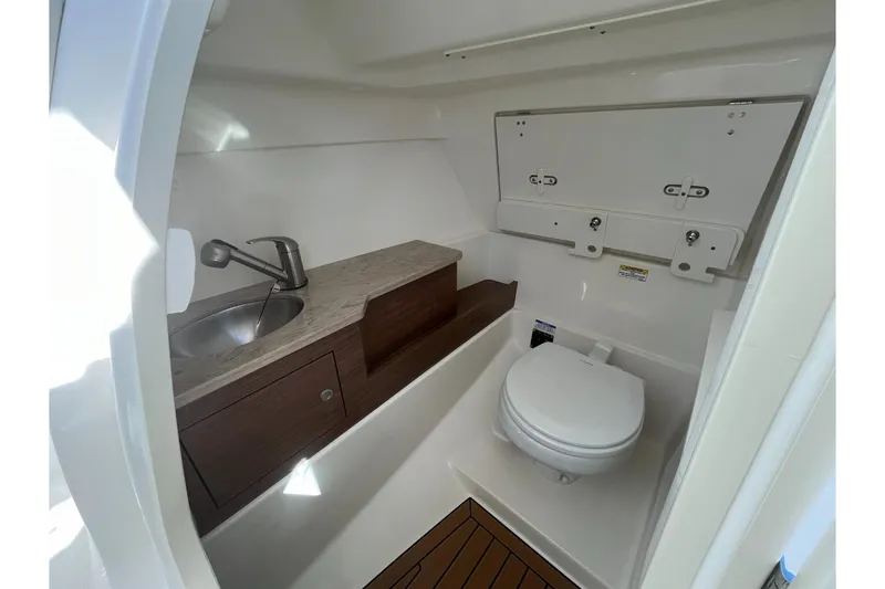 Slide: The Image of Boston Whaler 280 Vantage 2026 - 28