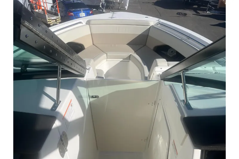 Slide: The Image of Boston Whaler 280 Vantage 2026 - 29