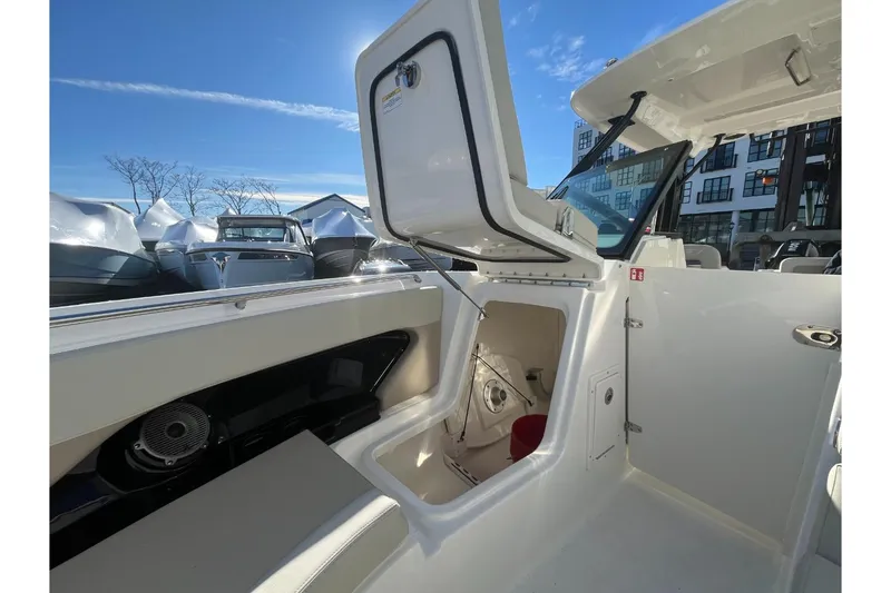 Slide: The Image of Boston Whaler 280 Vantage 2026 - 31