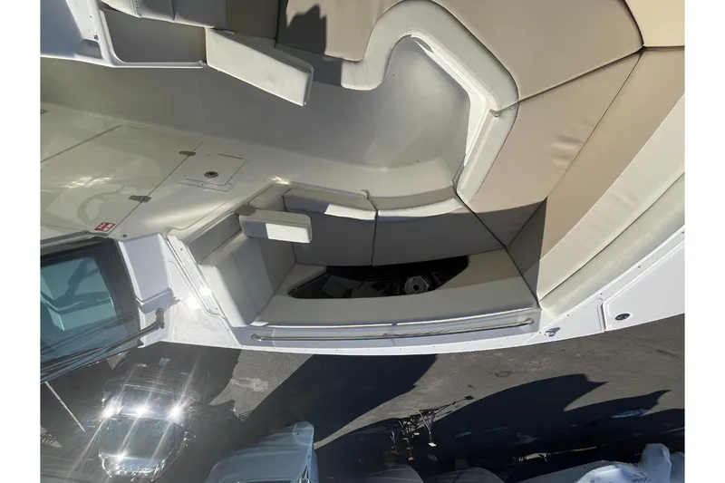 Slide: The Image of Boston Whaler 280 Vantage 2026 - 35