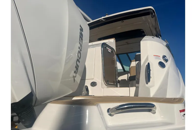 Slide: The Image of Boston Whaler 280 Vantage 2026 - 4