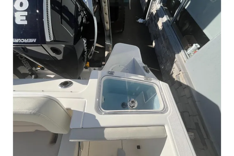 Slide: The Image of Boston Whaler 280 Vantage 2026 - 6