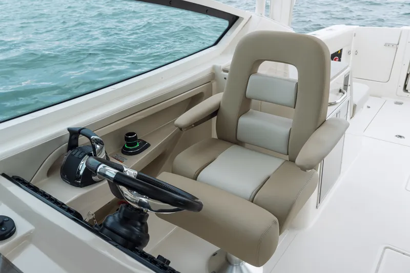 Slide: The Image of Boston Whaler 280 Vantage 2026 - 88