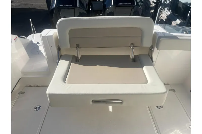 Slide: The Image of Boston Whaler 280 Vantage 2026 - 9