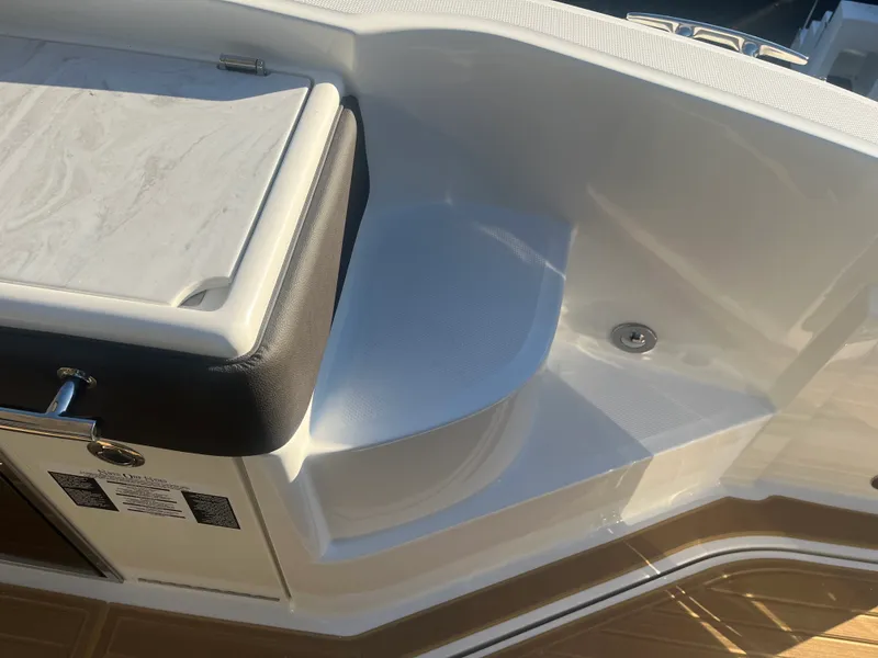 Slide: The Image of Sea Ray Sundancer 320 Outboard 2026 - 15