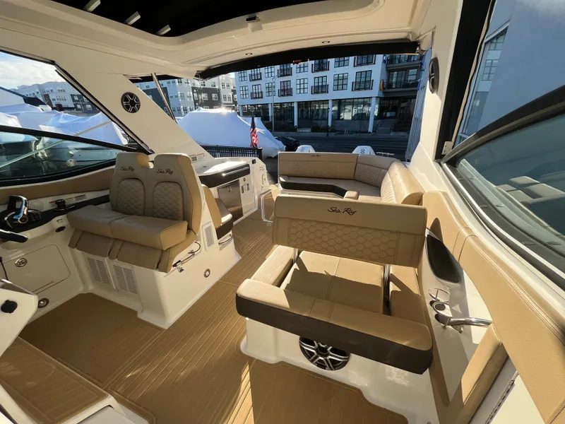 Slide: The Image of Sea Ray Sundancer 320 Outboard 2026 - 16