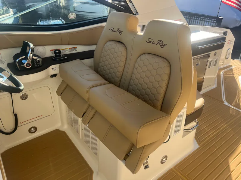 Slide: The Image of Sea Ray Sundancer 320 Outboard 2026 - 20