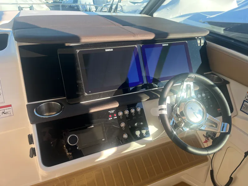 Slide: The Image of Sea Ray Sundancer 320 Outboard 2026 - 22