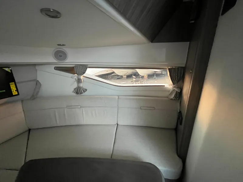 Slide: The Image of Sea Ray Sundancer 320 Outboard 2026 - 31