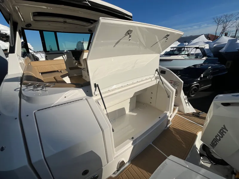 Slide: The Image of Sea Ray Sundancer 320 Outboard 2026 - 4