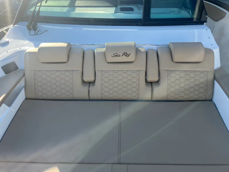 Slide: The Image of Sea Ray Sundancer 320 Outboard 2026 - 41