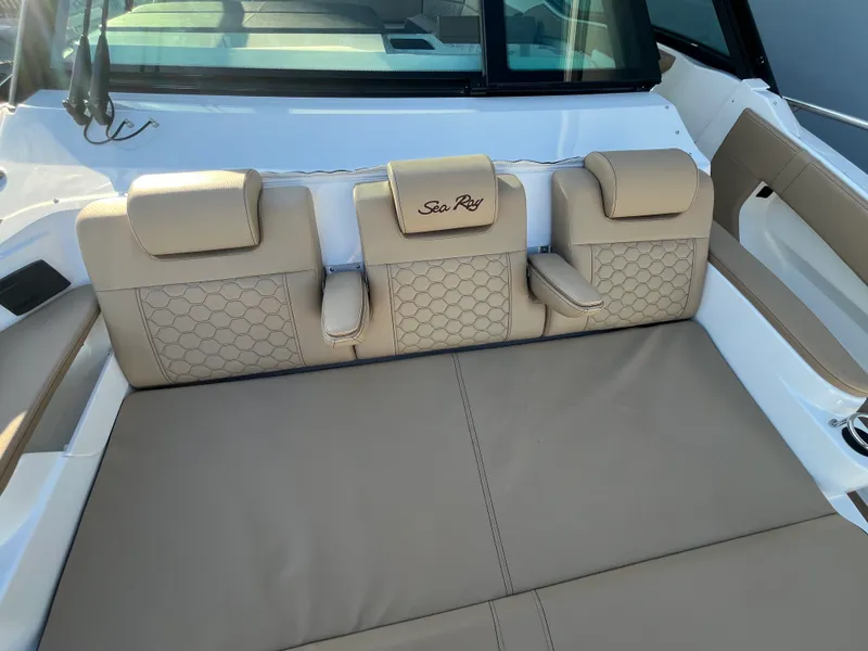 Slide: The Image of Sea Ray Sundancer 320 Outboard 2026 - 42