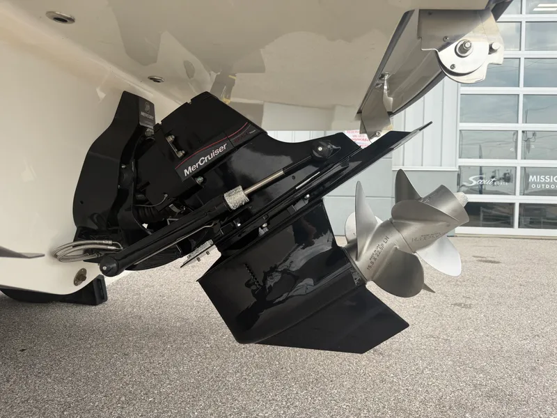 Slide: The Image of Sea Ray SDX 230 2026 - 16