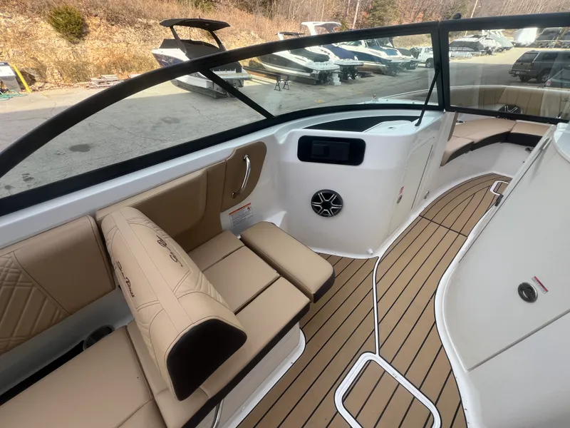 Slide: The Image of Sea Ray SDX 230 2026 - 13