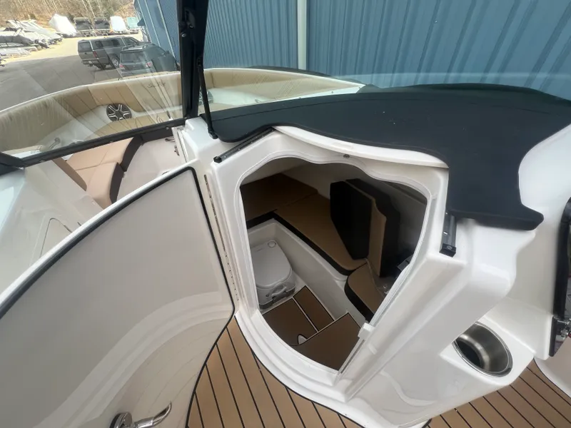Slide: The Image of Sea Ray SDX 230 2026 - 16