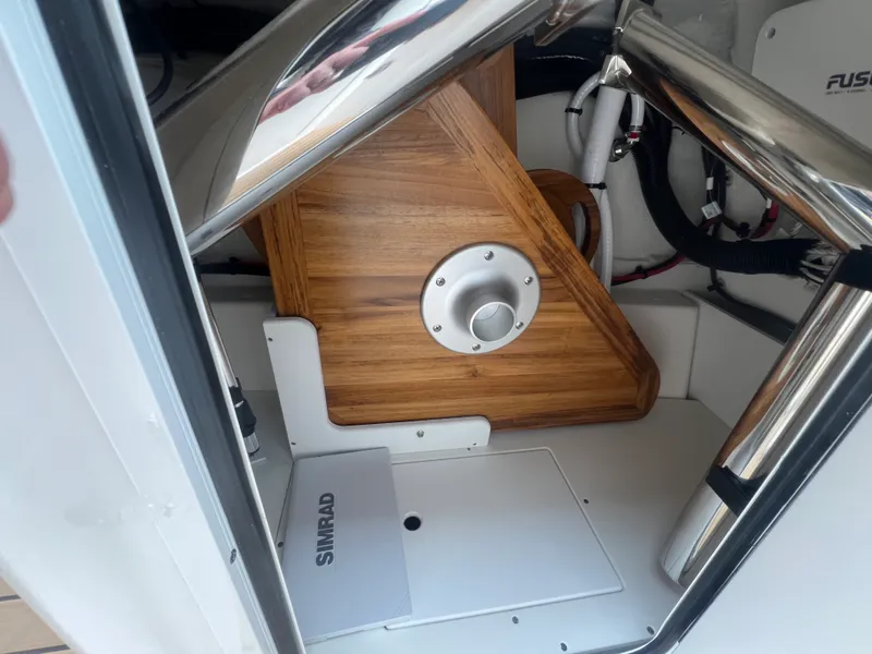 Slide: The Image of Sea Ray SDX 230 2026 - 17