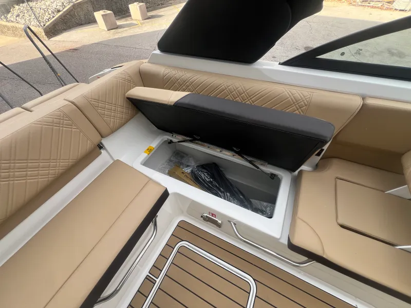 Slide: The Image of Sea Ray SDX 230 2026 - 18