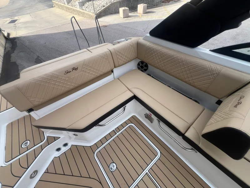 Slide: The Image of Sea Ray SDX 230 2026 - 19