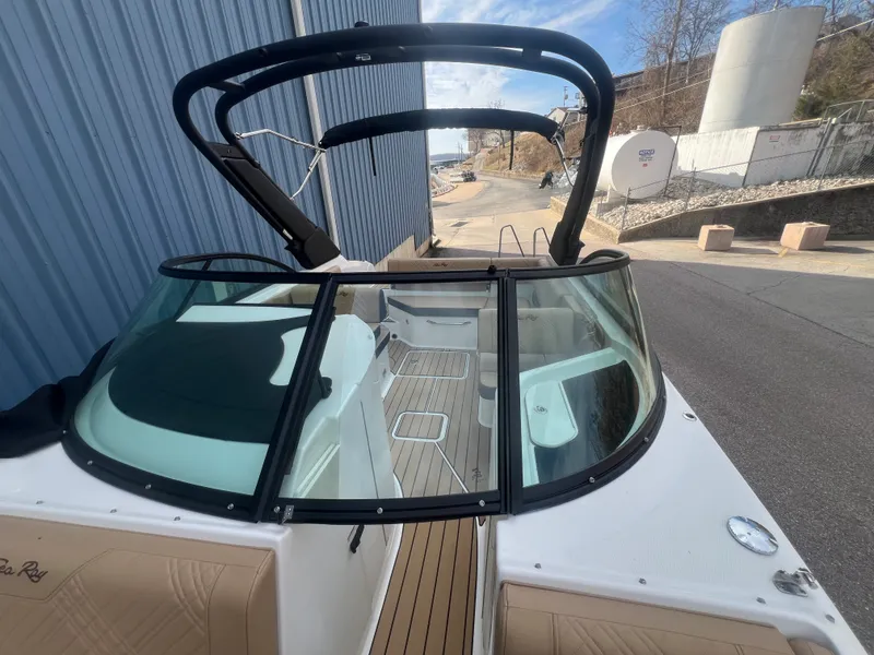 Slide: The Image of Sea Ray SDX 230 2026 - 21