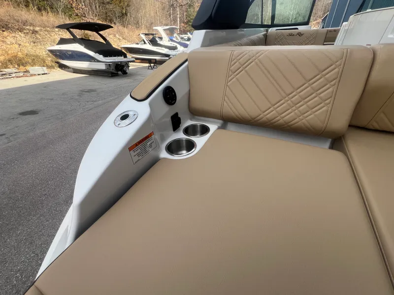 Slide: The Image of Sea Ray SDX 230 2026 - 23