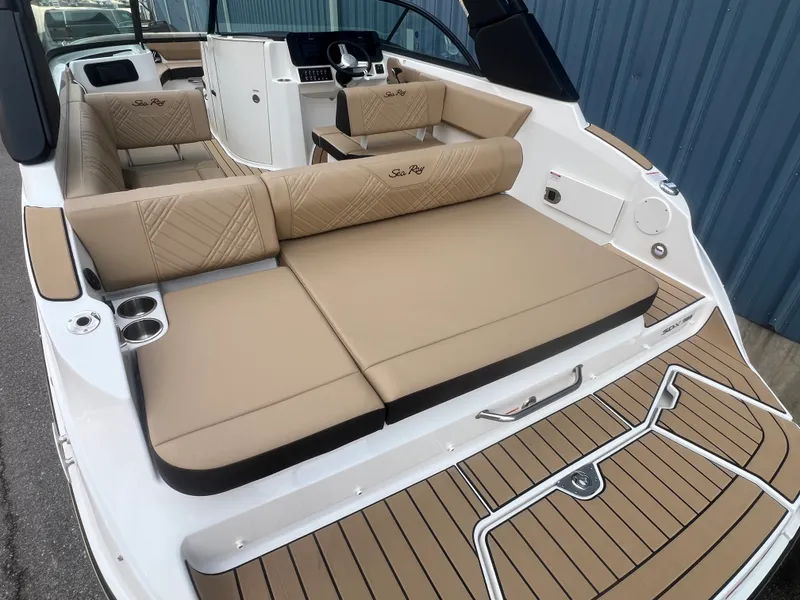 Slide: The Image of Sea Ray SDX 230 2026 - 24