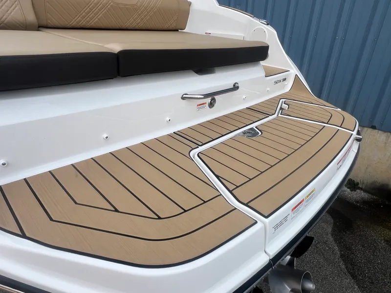 Slide: The Image of Sea Ray SDX 230 2026 - 25