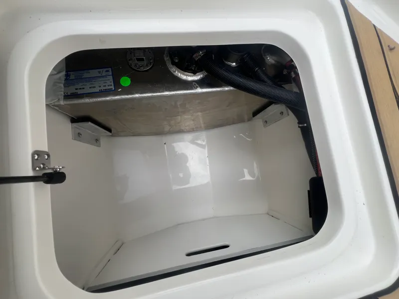 Slide: The Image of Sea Ray SDX 230 2026 - 26