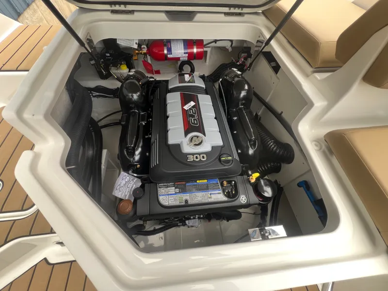 Slide: The Image of Sea Ray SDX 230 2026 - 27