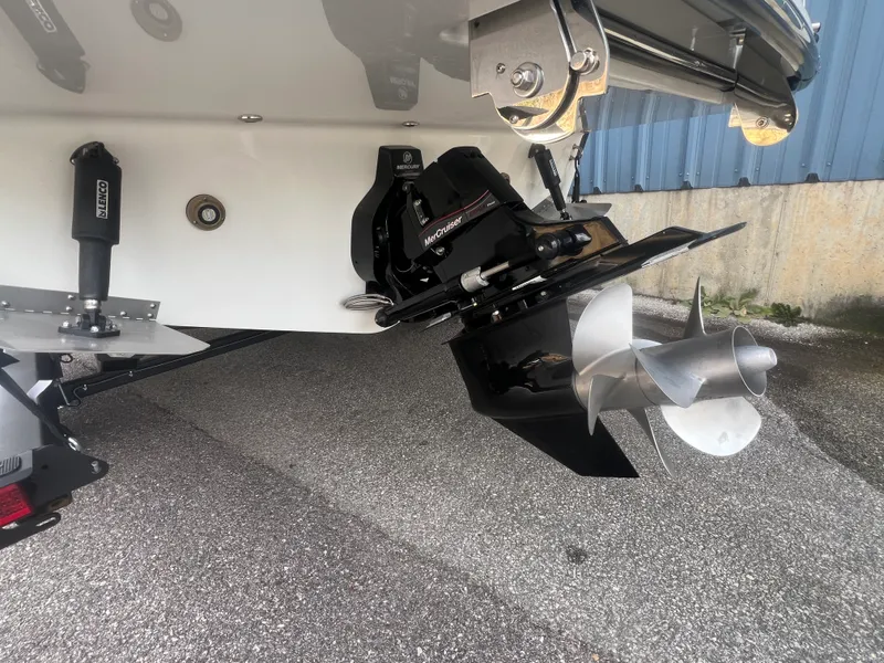 Slide: The Image of Sea Ray SDX 230 2026 - 28