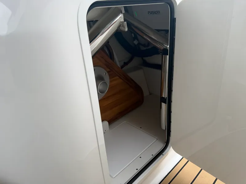 Slide: The Image of Sea Ray SDX 230 2026 - 61