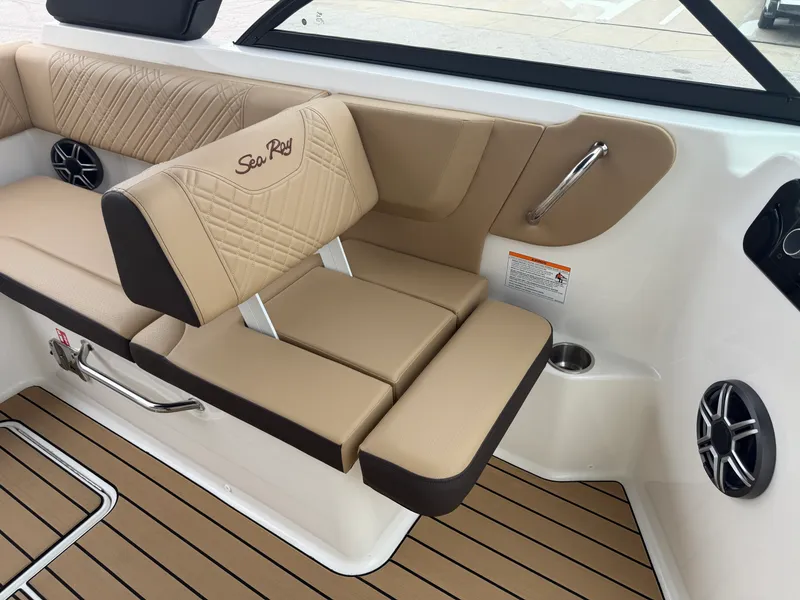 Slide: The Image of Sea Ray SDX 230 2026 - 43