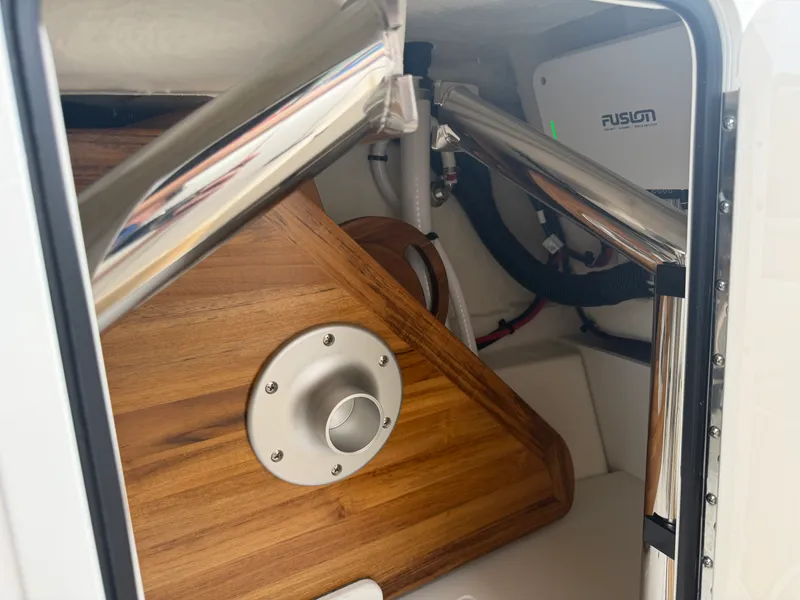 Slide: The Image of Sea Ray SDX 230 2026 - 62