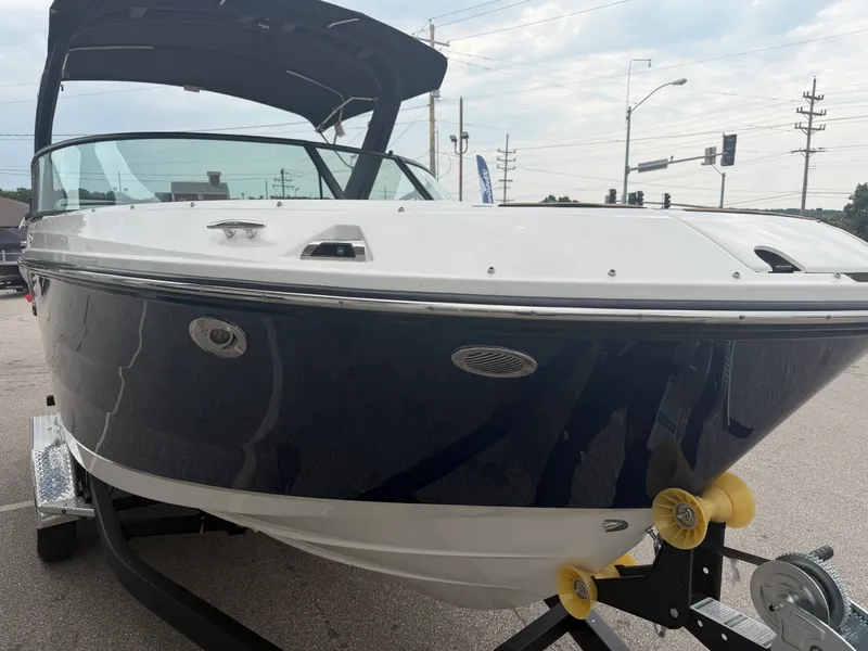 Slide: The Image of Sea Ray SDX 230 2026 - 7