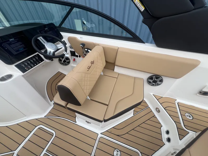 Slide: The Image of Sea Ray SDX 230 2026 - 4