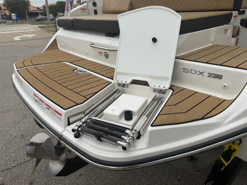 Slide: The Image of Sea Ray SDX 230 2026 - 18