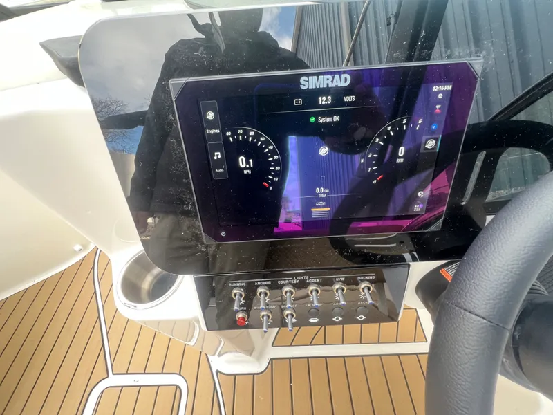 Slide: The Image of Sea Ray SDX 230 2026 - 6