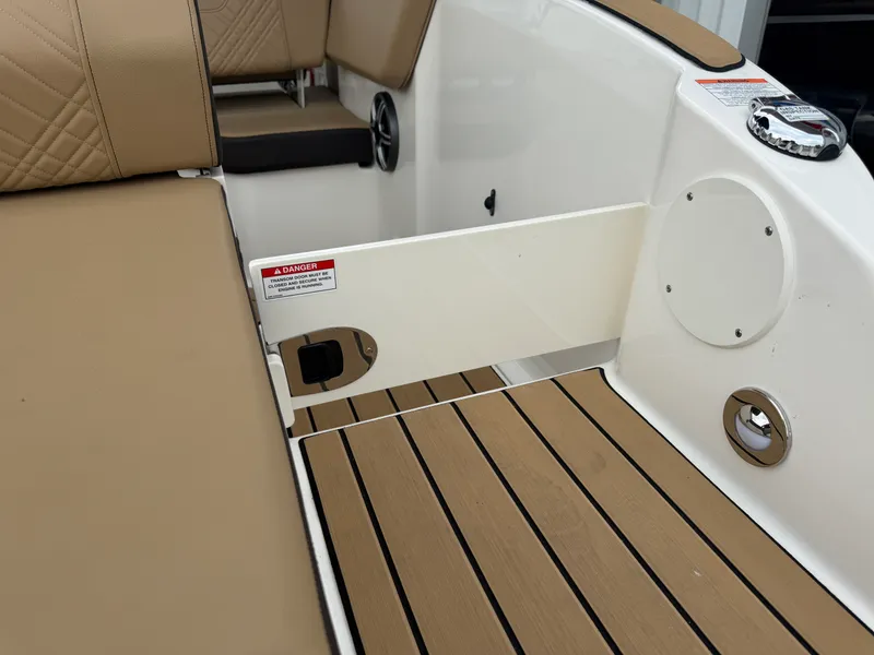 Slide: The Image of Sea Ray SDX 230 2026 - 28
